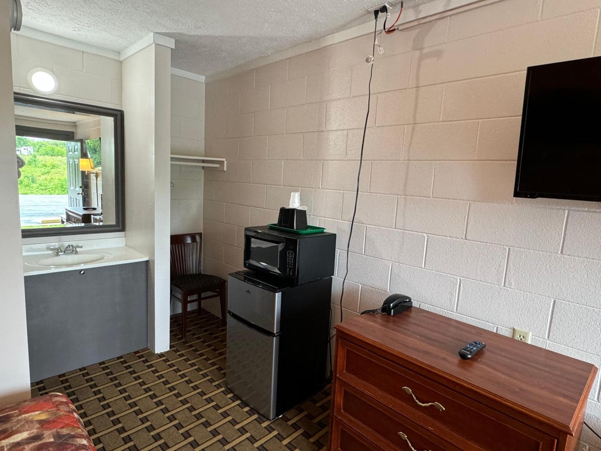 Economy Inn Crossville Exterior photo